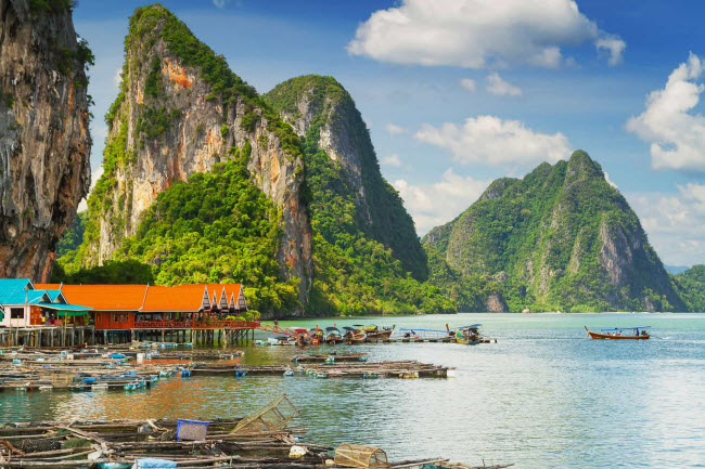 Ng&ocirc;i l&agrave;ng nổi Koh Panyi c&oacute; trường học, chợ, nh&agrave; thờ Hồi gi&aacute;o v&agrave; cả một s&acirc;n b&oacute;ng đ&aacute; được x&acirc;y dựng từ c&aacute;c b&egrave; c&aacute; cũ.