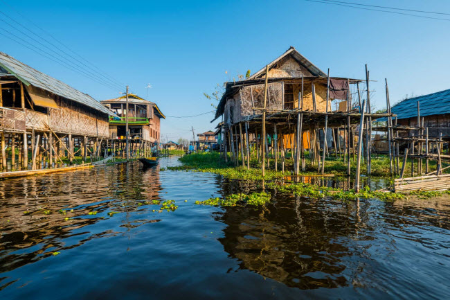 Hồ Inle Lake, Myanmar: Những ng&ocirc;i nh&agrave; s&agrave;n được x&acirc;y dựng tr&ecirc;n mặt nước rộng lớn của hồ Inle v&agrave; được bao quanh bởi c&aacute;nh đồng m&iacute;a tr&ecirc;n đồi Shan.