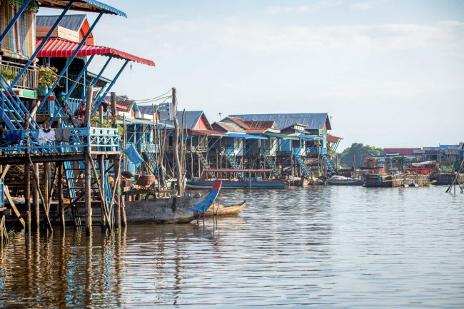 Chong Khneas, Campuchia: Ng&ocirc;i l&agrave;ng nằm tr&ecirc;n Biển hồ, một trong những hồ nước ngọt lớn nhất ch&acirc;u &Aacute;. Cộng đồng d&acirc;n cư tr&ecirc;n hồ c&oacute; trường học, ch&ugrave;a, nh&agrave; thờ cũng như nh&agrave; h&agrave;ng v&agrave; kh&aacute;ch sạn để phục vụ du kh&aacute;ch.