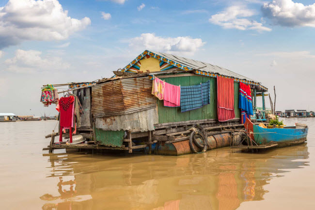 N&eacute;t đặc trưng của ng&ocirc;i l&agrave;ng Chong Khneas l&agrave; c&aacute;c ng&ocirc;i nh&agrave; nổi được x&acirc;y dựng tr&ecirc;n b&egrave; bằng th&ugrave;ng phi rỗng.