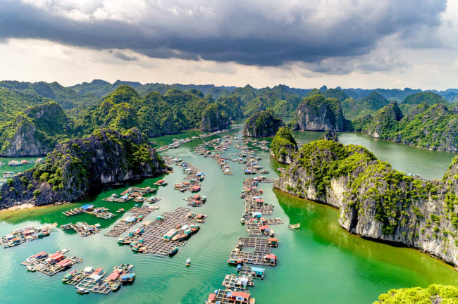 Vịnh Hạ Long, Việt Nam: Di sản thế giới ở tỉnh Quảng Ninh c&oacute; 4 ng&ocirc;i l&agrave;ng nổi với 1.600 cư d&acirc;n nằm giữa những h&ograve;n đảo đ&aacute; v&ocirc;i tuyệt đẹp. Ban đầu, đ&acirc;y l&agrave; nơi ngư d&acirc;n b&aacute;n hải sản trước khi ph&aacute;t triển th&agrave;nh c&aacute;c cộng đồng d&acirc;n cư.