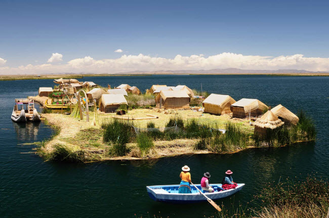 Quần đảo Uros, Peru: Nằm tr&ecirc;n hồ Titicaca, quần đảo n&agrave;y bao gồm 120 h&ograve;n đảo nổi được l&agrave;m từ c&acirc;y c&oacute;i.