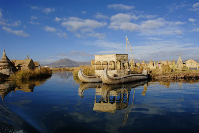 Cộng đồng Uros được cho l&agrave; h&igrave;nh th&agrave;nh từ trước khi người Inca cai trị v&ugrave;ng đất n&agrave;y v&agrave; họ buộc phải sống tr&ecirc;n hồ Titicaca khi bị người Inca x&acirc;m chiếm. Hiện c&oacute; khoảng 1.200 cư d&acirc;n sinh sống ở đ&acirc;y.