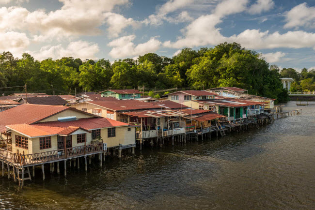 Kampong Ayer, Brunei: Ng&ocirc;i l&agrave;ng nổi lớn nhất thế giới nằm tại th&agrave;nh phố Bandar Seri Begaway. C&aacute;c ng&ocirc;i nh&agrave; ở đ&acirc;y được x&acirc;y dựng bằng gỗ tr&ecirc;n trụ b&ecirc; t&ocirc;ng.