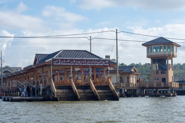 Ng&ocirc;i l&agrave;ng Kampong Ayer c&oacute; c&aacute;c nh&agrave; thờ, trường học, nh&agrave; h&agrave;ng v&agrave; tất cả mọi người được tiếp cận điện, nước sạch v&agrave; truyền h&igrave;nh.