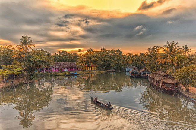 Kumarakom, Ấn Độ: Ng&ocirc;i l&agrave;ng nổi y&ecirc;n tĩnh nằm dọc chiều d&agrave;i 97 km của hồ Vembanad. Nơi đ&acirc;y nổi tiếng với nhiều nh&agrave; thuyền ấn tượng.