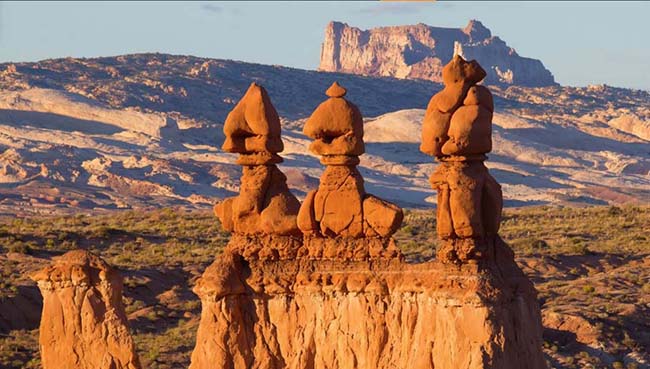 C&ocirc;ng vi&ecirc;n tiểu bang Thung lũng Goblin, Utah, Hoa Kỳ: Những tảng đ&aacute; sa thạch mềm, trong nhiều năm đ&atilde; bị x&oacute;i m&ograve;n bởi gi&oacute; v&agrave; nước để tạo th&agrave;nh những h&igrave;nh ảnh kỳ lạ như tr&ecirc;n sao Hỏa.&nbsp;
