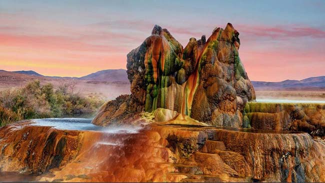 Fly Geyser, Nevada, Hoa Kỳ: Geyser như một h&agrave;nh tinh kh&aacute;c với những sắc m&agrave;u rực rỡ được tao ra bởi những kho&aacute;ng chất t&iacute;ch tụ tăng dần mỗi năm v&agrave; c&oacute; m&agrave;u sắc rực rỡ bởi một loại tảo.&nbsp;
