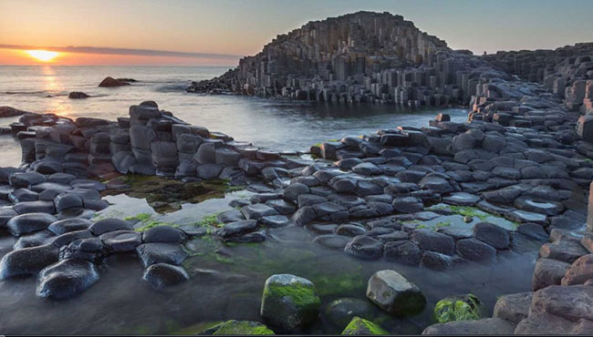 The Giant&rsquo;s Causeway, Bắc Ireland: 60 triệu năm trước, một vụ phun tr&agrave;o n&uacute;i lửa khổng lồ phun ra một khối đ&aacute; bazan n&oacute;ng chảy. Thời gian tr&ocirc;i qua, khối đ&aacute; h&oacute;a cứng v&agrave; co lại, tạo ra c&aacute;c vết nứt kỳ lạ n&agrave;y.&nbsp;
