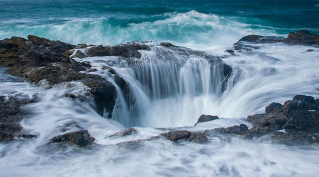 Thor&rsquo;s Well, Oregon, Hoa Kỳ: Giếng Thor l&agrave; những cột nước bị h&uacute;t v&agrave;o một hố s&acirc;u khổng lồ v&agrave; sau đ&oacute; bắn l&ecirc;n với lực rất lớn.&nbsp;
