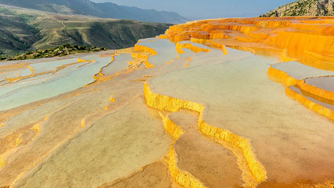Badab-e-Surt, Iran: Những bậc thang đ&aacute; v&ocirc;i ở miền bắc Iran l&agrave; một hiện tượng tự nhi&ecirc;n đ&aacute;ng kinh ngạc đ&atilde; ph&aacute;t triển qua h&agrave;ng ng&agrave;n năm. M&agrave;u sắc kh&aacute;c thường của những bậc thang n&agrave;y do chứa h&agrave;m lượng oxit sắt cao.
