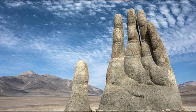 B&agrave;n tay tr&ecirc;n sa mạc, Chile: Nh&agrave; đi&ecirc;u khắc Chile Mario Irarr&aacute;zabal đ&atilde; thiết kế kiến tr&uacute;c rất kỳ lạ n&agrave;y. Một b&agrave;n tay nh&ocirc; l&ecirc;n khỏi c&aacute;t ở giữa sa mạc Atacama của Chile.&nbsp;
