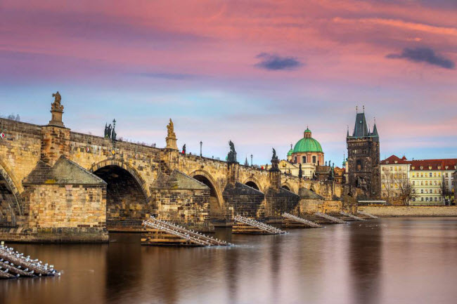 Cầu Charles, Cộng h&ograve;a Czech: Đ&acirc;y l&agrave; c&acirc;y cầu l&acirc;u đời nhất ở th&agrave;nh phố Prague, với ni&ecirc;n đại hơn 600 năm tuổi. C&ocirc;ng tr&igrave;nh được khởi c&ocirc;ng v&agrave;o năm 1357, nhưng đến thế kỷ thứ 15 mới ho&agrave;n th&agrave;nh. Ng&agrave;y nay, cầu Charles trở th&agrave;nh điểm nhấn kiến tr&uacute;c v&agrave; điểm du lịch hấp dẫn ở Cộng h&ograve;a Czech.
