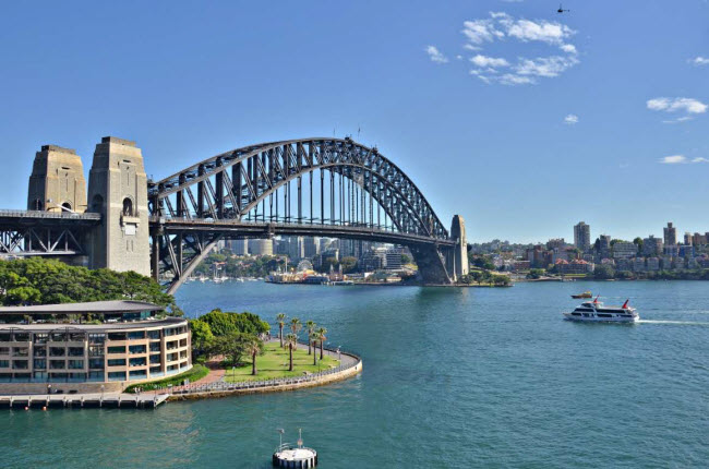 Cầu cảng Sydney, Australia: Australia c&oacute; thể nổi tiếng với rạn san h&ocirc; Great Barrier, nhưng cầu cảng Sydney l&agrave; kỳ quan tr&ecirc;n cạn ấn tượng nhất ở quốc gia n&agrave;y. Đ&acirc;y l&agrave; c&acirc;y cầu v&ograve;m th&eacute;p lớn nhất thế giới.