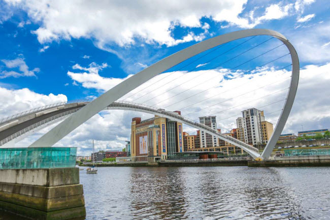 Cầu thi&ecirc;n ni&ecirc;n kỷ Gateshead, Anh: Đ&acirc;y l&agrave; c&acirc;y cầu duy nhất tr&ecirc;n thế giới c&oacute; thể di chuyển nghi&ecirc;ng. C&ocirc;ng tr&igrave;nh được vận h&agrave;nh bởi c&aacute;c m&ocirc; tơ điện c&oacute; c&ocirc;ng suất tương đương 8 chiếc &ocirc; t&ocirc; Ford Focus v&agrave; sử dụng khối lượng th&eacute;p tương 64 chiếc xe bus hai tầng.