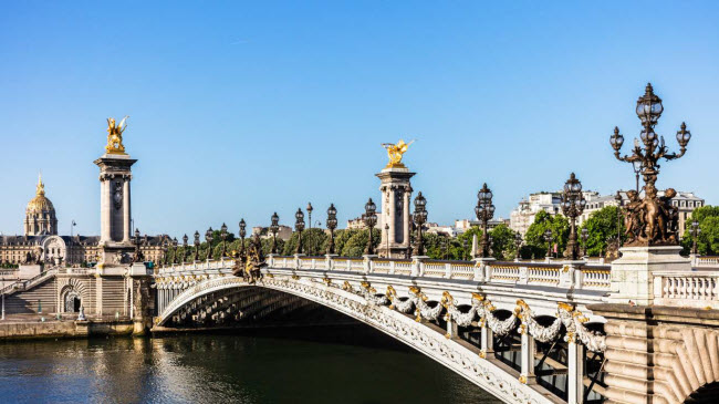 Cầu Pont Alexandre III, Ph&aacute;p: C&acirc;y cầu được x&acirc;y dựng để phục vụ cho hội chợ quốc tế Exposition Universelle ở th&agrave;nh phố Paris v&agrave;o năm 1900. Ng&agrave;y nay, n&oacute; trở th&agrave;nh một trong những địa điểm du lịch hấp dẫn nhất ở th&agrave;nh phố, bởi v&igrave; nơi đ&acirc;y giống như một bảo t&agrave;ng mở với nhiều bức tượng đẹp.