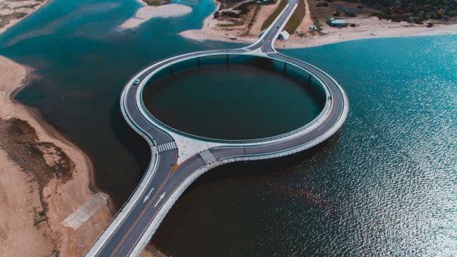 Cầu Laguna Garzon, Uruguay: C&acirc;y cầu h&igrave;nh tr&ograve;n ở th&agrave;nh phố Garz&oacute;n tr&ocirc;ng giống như một chiếc nhẫn cưới khổng lồ. Đường cong của c&ocirc;ng tr&igrave;nh được thiết kế nhằm khuyến kh&iacute;ch c&aacute;c t&agrave;i xế tu&acirc;n thủ luật giao th&ocirc;ng v&agrave; giảm tốc độ tại đoạn đường cong.