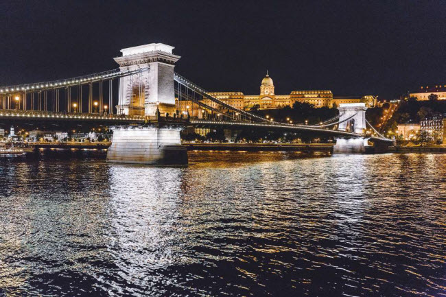 Cầu Sz&eacute;chenyi, Hungary: Nằm ở th&agrave;nh phố Budapest, c&acirc;y cầu được kh&aacute;nh th&agrave;nh v&agrave;o năm 1849 v&agrave; l&agrave; c&acirc;y cầu đ&aacute; vĩnh cửu đầu ti&ecirc;n được x&acirc;y dựng để kết nối Pest v&agrave; Buda, hai th&agrave;nh phố được s&aacute;p nhập th&agrave;nh thủ đ&ocirc; của Hungary ng&agrave;y nay.