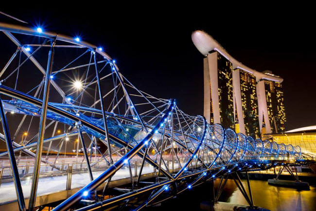 Cầu Helix, Singapore: C&acirc;y cầu d&agrave;nh cho người đi bộ c&oacute; h&igrave;nh dạng giống một đoạn DNA. C&ocirc;ng tr&igrave;nh c&oacute; chiều d&agrave;i 275m v&agrave; sử dụng vật liệu th&eacute;p kh&ocirc;ng gỉ. V&agrave;o buổi tối, c&acirc;y cầu trở n&ecirc;n lung linh khi n&oacute; được chiếu s&aacute;ng bằng những b&oacute;ng đ&egrave;n LED.