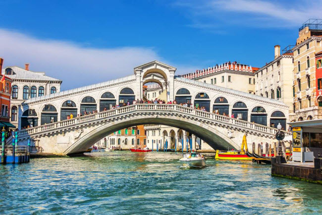 Cầu Rialto, Italia: Nếu bạn từng xem những bức ảnh hay tranh về đường phố ở Venice, bạn c&oacute; thể đ&atilde; thấy c&acirc;y cầu Rialto. C&ocirc;ng tr&igrave;nh n&agrave;y được x&acirc;y dựng c&aacute;ch đ&acirc;y 400 năm v&agrave; hiện l&agrave; một trong những địa điểm du lịch hấp dẫn nhất th&agrave;nh phố.
