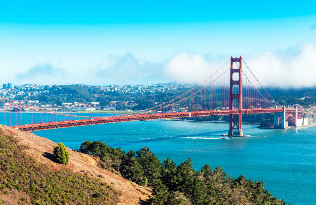 Cầu Cổng V&agrave;ng, Mỹ: C&acirc;y cầu ở th&agrave;nh phố San Francisco nổi bật với m&agrave;u cam đỏ v&agrave; thiết kế cổ điển mang đậm phong c&aacute;ch Mỹ. Hai trụ ch&iacute;nh của cầu cao 227m gi&uacute;p c&ocirc;ng tr&igrave;nh chịu được trọng tải của gần 40 triệu phương tiện mỗi năm.