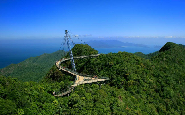 Cầu Langkawi Sky, Malaysia: Với chiều d&agrave;i 125m v&agrave; nằm ở độ cao 700m so với mực nước biển, c&acirc;y cầu ở Langkawi l&agrave; một trong những đ&agrave;i quan s&aacute;t đẹp nhất ở Malaysia. Từ đ&acirc;y, du kh&aacute;ch c&oacute; thể chi&ecirc;m ngưỡng th&aacute;c nước v&agrave; rừng ph&iacute;a dưới.