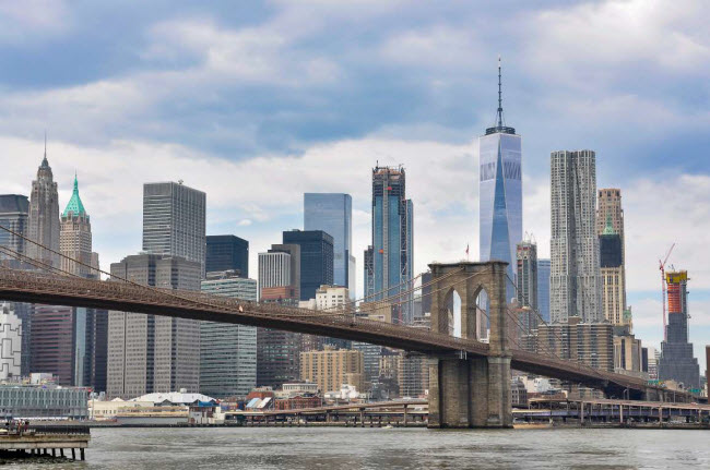 Cầu Brooklyn, Mỹ: C&acirc;y cầu ở th&agrave;nh phố New York l&agrave; một trong những địa điểm du lịch nổi tiếng nhất thế giới. N&oacute; được lựa chọn l&agrave;m bối cảnh cho v&ocirc; số c&aacute;c bộ phim như &ldquo;Người nhện&rdquo; v&agrave; &ldquo;Chuyện thần ti&ecirc;n ở New York&rdquo;.
