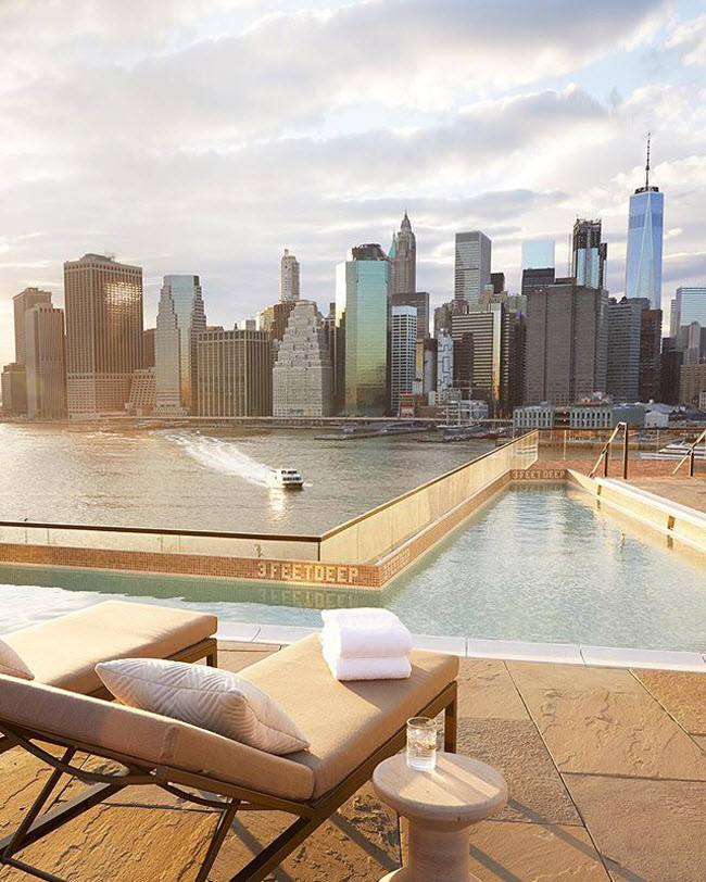 Brooklyn Bridge, Mỹ: Kh&aacute;ch sạn tại th&agrave;nh phố New York c&oacute; bể bơi tr&ecirc;n n&oacute;c nh&igrave;n ra s&ocirc;ng v&agrave; c&aacute;c t&ograve;a nh&agrave; chọc trời ở khu Manhattan.
