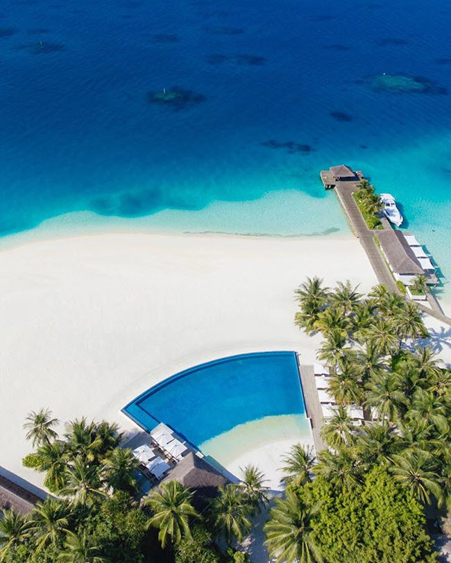 Velassaru, Maldives: Bể bơi tại khu nghỉ dưỡng Velassaru phản chiếu m&agrave;u sắc của c&aacute;t v&agrave; nước biển.
