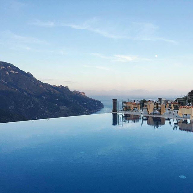 Belmond Hotel Caruso, Italia: Nằm tr&ecirc;n v&aacute;ch n&uacute;i dọc bờ biển Amalfi, kh&aacute;ch sạn Belmond Hotel Caruso c&oacute; bể bơi v&ocirc; cực với hướng nh&igrave;n tuyệt đẹp ra biển.
