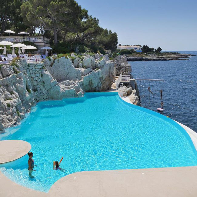Du Cap-Eden-Roc, Ph&aacute;p: Kh&aacute;ch sạn tại b&aacute;n đảo Cap d'Antibes nổi tiếng với bể bơi tuyệt đẹp tr&ecirc;n v&aacute;ch n&uacute;i.
