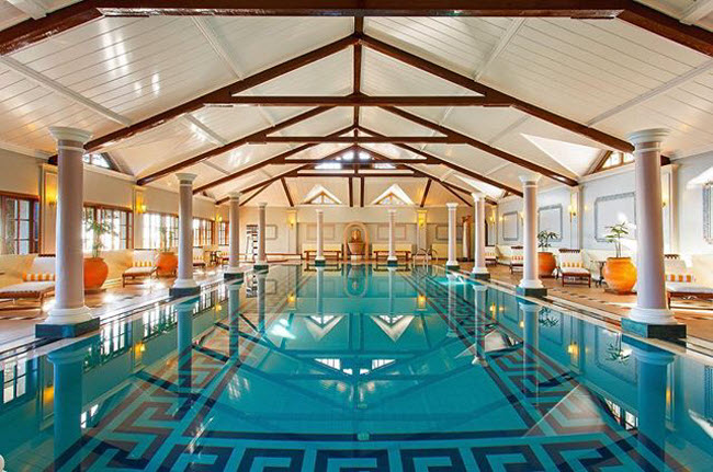 Oberoi Cecil, Ấn Độ: Bể bơi trong nh&agrave; sang trọng&nbsp; l&agrave; một trong yếu tố khiến du kh&aacute;ch lựa chọn kh&aacute;ch sạn Oberoi Cecil ở th&agrave;nh phố Shimla.
