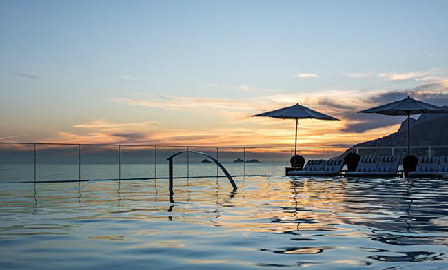 Fasano Rio de Janeiro, Brazil: Bể bơi tr&ecirc;n n&oacute;c kh&aacute;ch sạn Fasano Rio de Janeiro gi&uacute;p du kh&aacute;ch c&oacute; cơ hội chi&ecirc;m ngưỡng phong cảnh tuyệt đẹp xung quanh.
