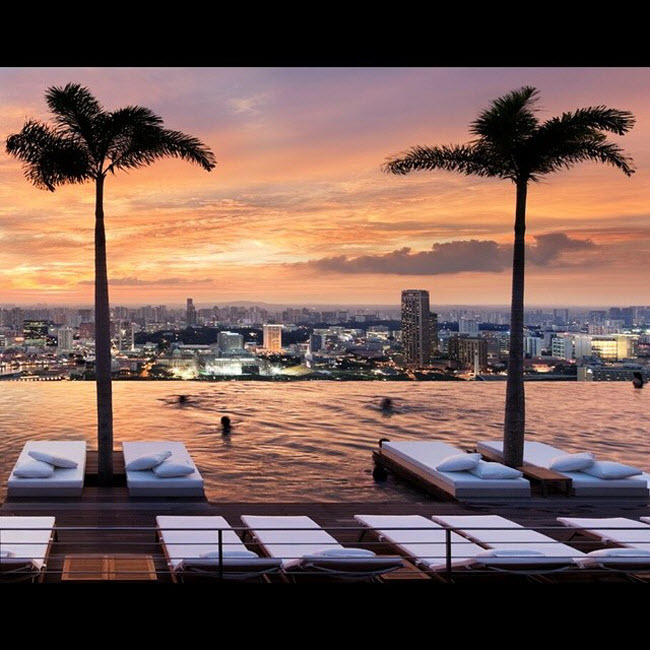 Marina Bay Sands, Singapore: Bể bơi tr&ecirc;n đỉnh kh&aacute;ch sạn Marina Bay Sands l&agrave; điểm đến hấp dẫn của hội con nh&agrave; gi&agrave;u ch&acirc;u &Aacute;.
