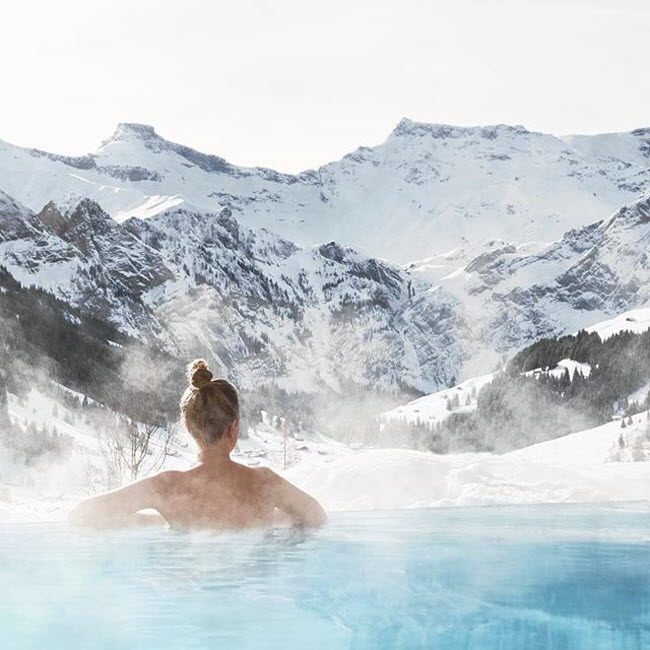 The Cambrian Adelboden, Thụy Sĩ: Nằm tr&ecirc;n d&atilde;y n&uacute;i Alps, khu nghỉ dưỡng c&oacute; c&aacute;c bể bơi nước n&oacute;ng trong nh&agrave; v&agrave; ngo&agrave;i trời, gi&uacute;p du kh&aacute;ch c&oacute; thể thư gi&atilde;n quanh năm.
