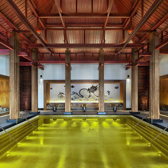 St. Regis Lhasa, T&acirc;y Tạng: Bể bơi trong nh&agrave; tại khu nghỉ dưỡng St. Regis Lhasa được d&aacute;t v&agrave;ng thật.
