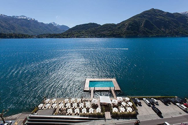 Grand Hotel Tremezzo, Italia: Kh&aacute;ch sạn c&oacute; một bể bơi nổi tr&ecirc;n hồ Como với tầm nh&igrave;n ra d&atilde;y Grigne.
