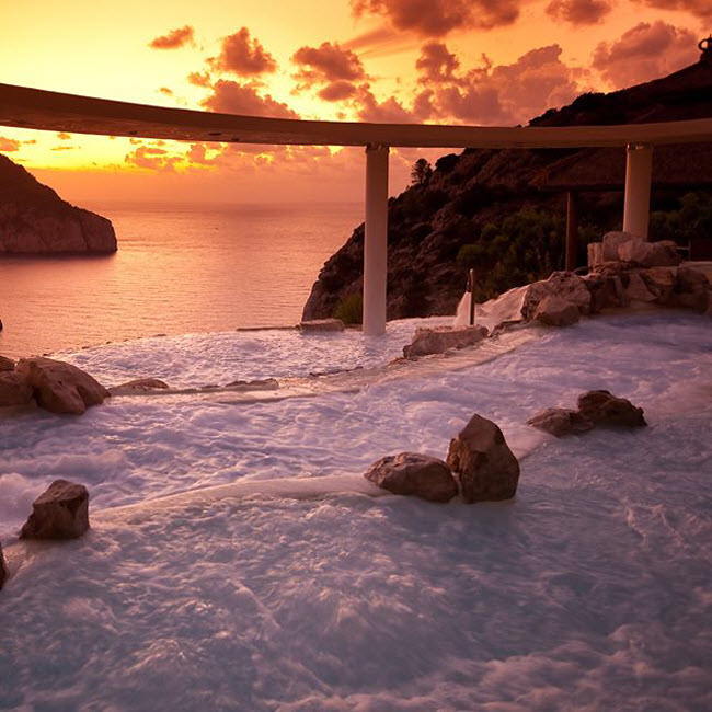 Hacienda Na Xamena, T&acirc;y Ban Nha: Nằm tr&ecirc;n đỉnh v&aacute;ch n&uacute;i tr&ecirc;n đảo Ibiza, khu nghỉ dưỡng Hacienda Na Xamena g&acirc;y ấn tượng với c&aacute;c bể bơi bậc thang.
