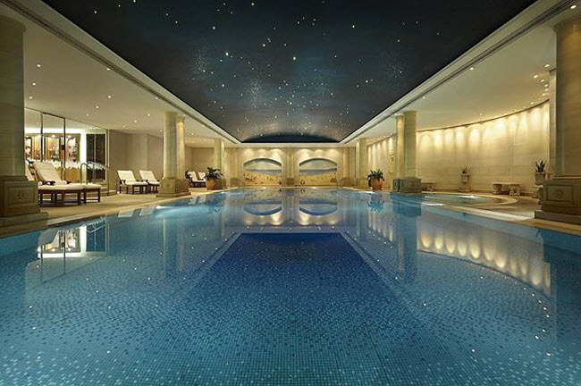Langham, Australia: Kh&aacute;ch sạn Sydney c&oacute; một bể bơi nước n&oacute;ng lớn ở trong nh&agrave;.
