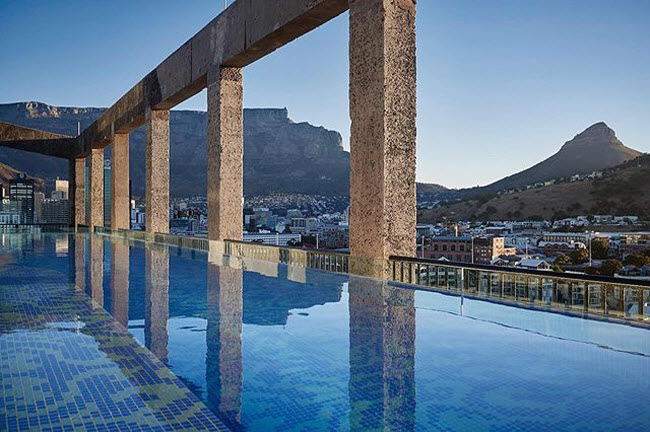 Silo, Nam Phi. Bể bơi tr&ecirc;n đỉnh kh&aacute;ch sạn cho ph&eacute;p du kh&aacute;ch c&oacute; thể chi&ecirc;m ngưỡng to&agrave;n cảnh th&agrave;nh phố Cape Town.
