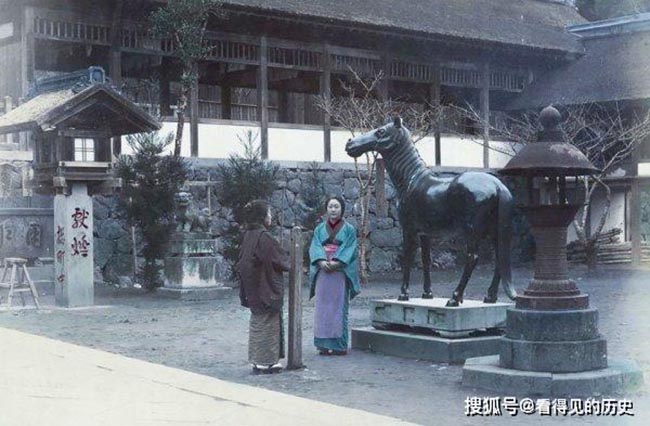 Mọi người c&oacute; thể dễ d&agrave;ng nhận ra đường n&eacute;t đặc trưng của người Nhật, thấp, mắt h&iacute;, mặc kimono quanh năm.
