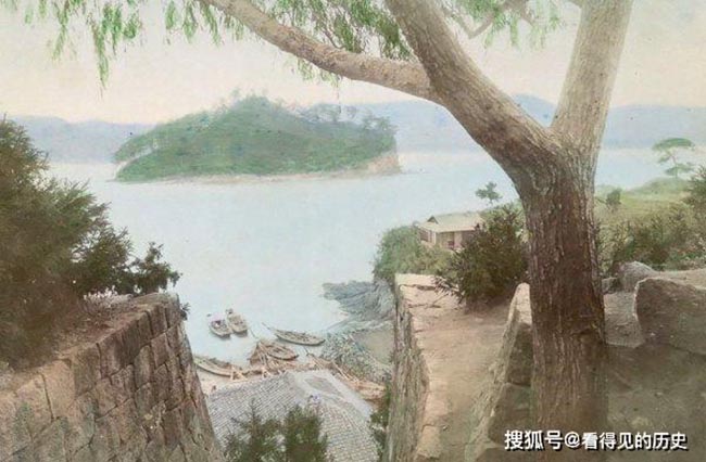 T&agrave;u thuyền đ&aacute;nh bắt l&uacute;c bấy giờ c&ograve;n th&ocirc; sơ v&agrave; thưa thớt.
