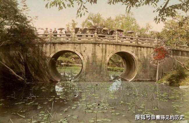 Mọi người l&uacute;c n&agrave;y kh&ocirc;ng ngừng nỗ lực v&agrave; cố gắng để tho&aacute;t ngh&egrave;o.
