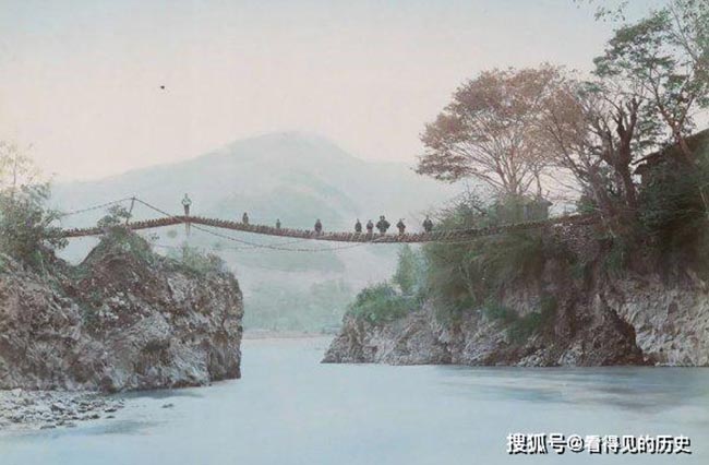 Rất nhiều c&acirc;y cầu nối những v&ugrave;ng xa lại với nhau, mọi người c&ugrave;ng đồng l&ograve;ng quyết vượt l&ecirc;n số phận.
