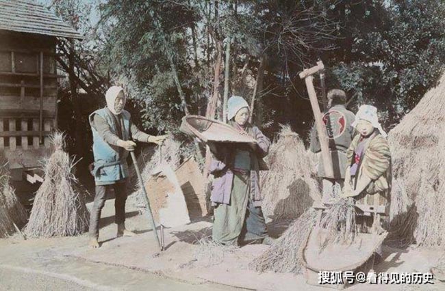 Cuộc sống của người d&acirc;n l&uacute;c n&agrave;y rất kh&oacute; khăn, gi&agrave; trẻ lớn b&eacute; đều phải ra đồng l&agrave;m việc.
