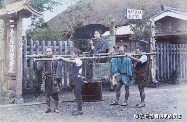 Năm 1868, thời đại Minh Trị bắt đầu, sau đ&oacute; cuộc Duy T&acirc;n Minh Trị đ&atilde; thay đổi lịch sử Nhật Bản từ đ&acirc;y.
