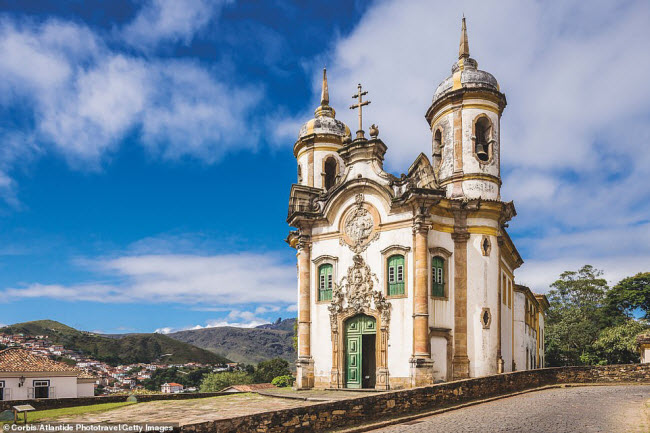 Nh&agrave; thờ S&atilde;o Francisco de Assis, Brazil: Nh&agrave; thờ được coi l&agrave; biểu tượng kiến tr&uacute;c của thị trấn Ouro Preto, nơi từng l&agrave; một trung t&acirc;m khai th&aacute;c mỏ gi&agrave;u c&oacute;. Ngo&agrave;i ra, thị trấn cũng c&oacute; nhiều c&ocirc;ng tr&igrave;nh kiến tr&uacute;c cổ k&iacute;nh kh&aacute;c.