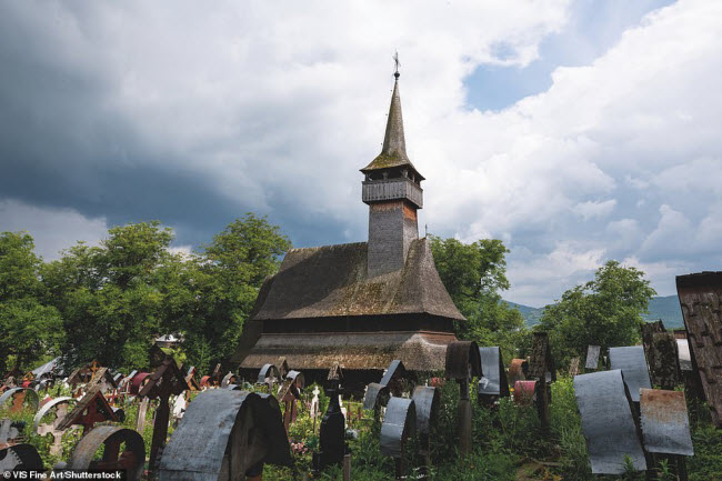 Nh&agrave; thờ Ieud Hill, Romania: V&ugrave;ng Maramureș ở miền bắc&nbsp; Romania c&oacute; h&agrave;ng trăm nh&agrave; thờ truyền thống được x&acirc;y dựng bằng gỗ như thế n&agrave;y. Ch&uacute;ng được thiết kế với m&aacute;i nhọn v&agrave; dốc, trong khi nội thất được trang tr&iacute; bằng c&aacute;c bức tranh tường.