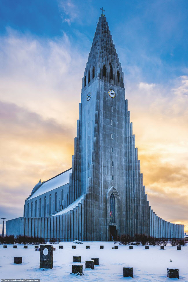 Nh&agrave; thờ Hallgr&iacute;mskirkja, Iceland:&nbsp; Nh&agrave; thờ n&agrave;y được ho&agrave;n th&agrave;nh v&agrave;o năm 1986 với chiều cao 75m ở th&agrave;nh phố Reykjav&iacute;k. N&oacute; c&oacute; h&igrave;nh dạng giống như một ngọn n&uacute;i với bề mặt như bị x&oacute;i m&ograve;n.