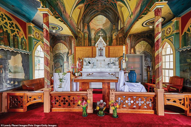 Nh&agrave; thờ St Benedict's, Hawaii: Nh&agrave; thờ tr&ecirc;n đảo Honaunau g&acirc;y ấn tượng với nội thất được trang tr&iacute; theo lối vẽ tranh tr&ecirc;n tường độc đ&aacute;o.